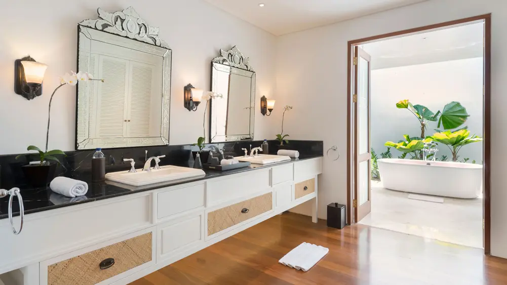 Villa Windu Asri, Seminyak, Bali — luxurious poolside guesthouse ensuite | The Luxury Bali