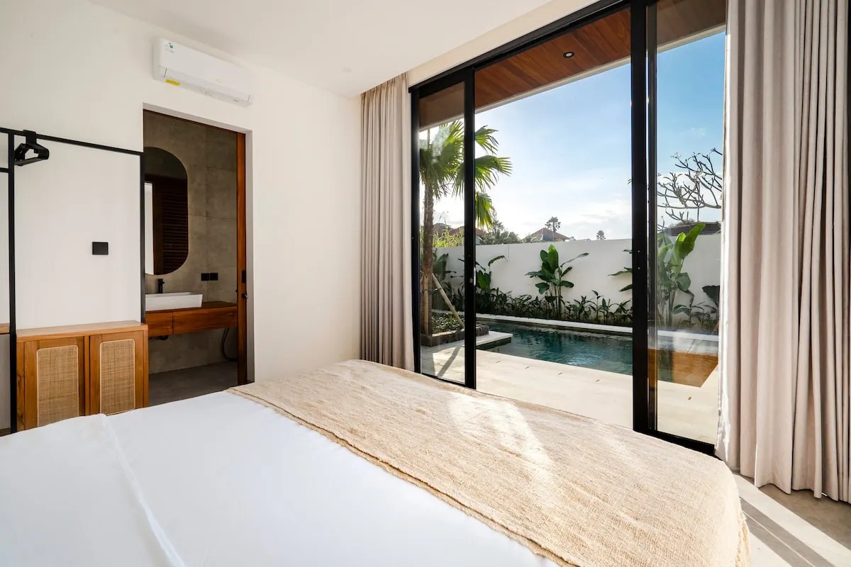 5 BR Tropical-Modern Courtyard Villa Canggu, Canggu, Bali — photo 12 | The Luxury Bali
